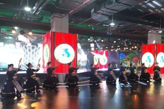 Các nghệ sỹ biểu diễn đàn tính tại sân khấu trung tâm của không gian 12 ngành công nghiệp văn hóa. (Ảnh: Minh Thu/Vietnam+) 