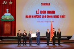 Tổng Bí thư Tô Lâm thay mặt Lãnh đạo Đảng và Nhà nước trao Huân chương Lao động hạng Nhất tặng Báo Nhân Dân. (Ảnh:CTV/Vietnam+)