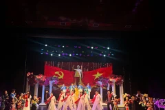 Chương trình nghệ thuật “Sáng mãi niềm tin theo Đảng của ”Nhà hát Nghệ thuật đương đại Việt Nam. (Ảnh: CTV/Vietnam+)