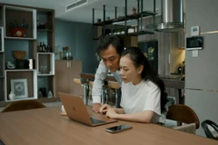 Phương Oanh và Doãn Quốc Đam trong phim "Gió ngang khoảng trời xanh" sẽ lên sóng VTV3 từ ngày 11/8. (Ảnh: VFC)
