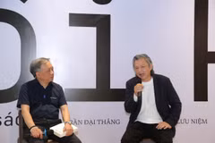 Từ mê đọc, vẽ bìa, làm sách, bán sách, đến theo đuổi những ấn bản đặc biệt, hành trình nghề nghiệp của họa sỹ Trần Đại Thắng (phải) được kể lại bằng trải nghiệm của người ở trong cuộc. (Ảnh: Minh Thu/Vietnam+)