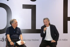 Từ mê đọc, vẽ bìa, làm sách, bán sách, đến theo đuổi những ấn bản đặc biệt, hành trình nghề nghiệp của họa sỹ Trần Đại Thắng (phải) được kể lại bằng trải nghiệm của người ở trong cuộc. (Ảnh: Minh Thu/Vietnam+)