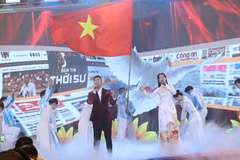 Sự kiện không chỉ là không gian giao lưu, quảng bá hình ảnh cho thành phố hoa phượng đỏ mà còn là điểm hẹn tôn vinh các tác giả có tác phẩm xuất sắc thông qua Giải báo chí Quốc gia, tạo sân chơi văn hóa cho người làm báo trên cả nước. (Ảnh: CTV/Vietnam+)