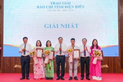 Phóng viên Đỗ Minh Thu, Báo Điện tử VietnamPlus (thứ hai từ trái sang) nhận Giải Nhất. (Ảnh: Xuân Tư/TTXVN)