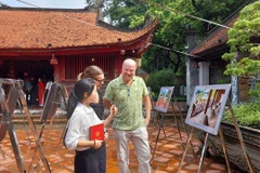 Triển lãm khai mạc tại Khu di tích quốc gia đặc biệt Văn Miếu-Quốc Tử Giám thu hút đông du khách quốc tế. (Ảnh: Minh Thu/Vietnam+)