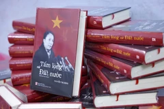 Sách dày hơn 600 trang, tập hợp bài phát biểu, bài viết và trả lời phỏng vấn tiêu biểu của bà Nguyễn Thị Bình. (Ảnh: Thanh Tùng/TTXVN)
