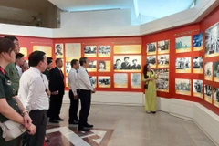 Các đại biểu tham quan triển lãm. (Ảnh: Minh Thu/Vietnam+)