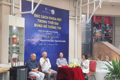 Buổi giao lưu có sự góp mặt của các chuyên gia là Chủ biên Bộ sách Khoa học và Khám phá của Nhà xuất bản Trẻ. (Ảnh: Minh Thu/Vietnam+)