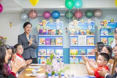 Phu nhân Ngô Phương Ly tới thăm lớp học tiếng Việt tại Belarus. (Ảnh: Minh Nhật)