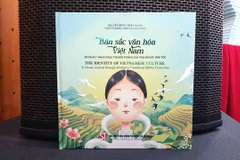 Cuốn sách phản ánh bản sắc văn hóa các dân tộc thể hiện qua trang phục. (Ảnh: Minh Thu/Vietnam+)