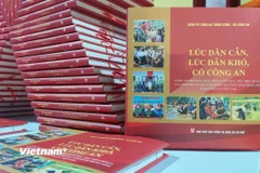 Cuốn sách “Lúc dân cần, lúc dân khó, có Công an” khẳng định truyền thống vẻ vang của lực lượng Công an nhân dân tuyệt đối trung thành với Đảng, với Tổ quốc, gắn bó máu thịt với nhân dân. (Ảnh: Minh Thu/Vietnam+)