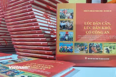 Cuốn sách “Lúc dân cần, lúc dân khó, có Công an” khẳng định truyền thống vẻ vang của lực lượng Công an nhân dân tuyệt đối trung thành với Đảng, với Tổ quốc, gắn bó máu thịt với nhân dân. (Ảnh: Minh Thu/Vietnam+)
