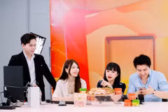 Diễn viên Mạnh Quân (phải) cùng các học viên tham gia khóa bồi dưỡng nghiệp vụ Livestream do Cục Phát thanh, Truyền hình và Thông tin điện tử tổ chức. (Ảnh: CTV/Vietnam+)