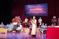 Nghệ sỹ Nhân dân Thanh Ngoan cùng dàn nhạc tái hiện một đoạn trong sáng tác âm nhạc chèo của nhạc sỹ Hoàng Kiều. (Ảnh: Minh Thu/Vietnam+)