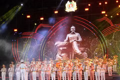 Thông qua các tiết mục nghệ thuật đặc sắc, được dàn dựng công phu, chương trình tuyên truyền, giáo dục truyền thống yêu nước, lý tưởng cách mạng và lan tỏa việc học tập, làm theo tư tưởng, đạo đức, phong cách Hồ Chí Minh. (Ảnh minh họa: Văn Tý/TTXVN)