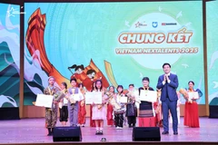 Ban Tổ chức trao giải Nhất cho các thí sinh. (Ảnh: PV/Vietnam+)