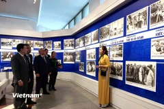 Trưng bày mang đến cơ hội cho công chúng, đặc biệt là thế hệ trẻ, hiểu sâu hơn về hành trình của Chủ tịch Hồ Chí Minh và di sản Người để lại trong nền ngoại giao Việt Nam. (Ảnh: Minh Thu/Vietnam+)