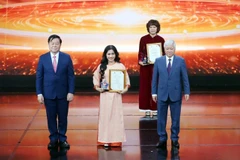 Phóng viên Phạm Mai của Báo Điện tử VietnamPlus nhận Giải A Giải báo chí “Vì sự nghiệp đại đoàn kết toàn dân tộc” năm 2023-2024. (Ảnh: Hoài Nam/Vietnam+)
