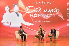 Nghệ sỹ Nhân dân Quốc Hưng (giữa) hiện là Giám đốc Học viện Âm nhạc Quốc gia Việt Nam. (Ảnh: Hà Hải Dương/Vietnam+)