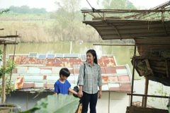 Những hình ảnh đời thường của cư dân xóm Bến tạo nên không gian giàu cảm xúc gắn với dòng sông Hồng. (Ảnh: Đài Hà Nội)