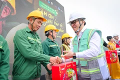 Ông Lê Quốc Minh, Ủy viên Trung ương Đảng, Tổng Biên tập Báo Nhân dân, Phó Trưởng ban Tuyên giáo và Dân vận Trung ương, Chủ tịch Hội Nhà báo Việt Nam trao quà của chương trình "Xây Tết 2026" cho các công nhân. (Ảnh: CTV/Vietnam+)