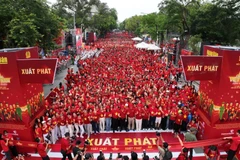 Biển người nhuộm đỏ khu vực phố đi bộ Hồ Hoàn Kiếm. (Ảnh: CTV/Vietnam+)