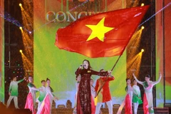 Một tiết mục trong chương trình có sự góp mặt của ca sỹ Dương Hoàng Yến. (Ảnh: Khánh Hòa/TTXVN)