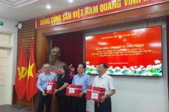 Thứ trưởng Bộ Văn hóa, Thể thao và Du lịch Phan Tâm trao cuốn cẩm nang cho đại diện một số Sở Văn hóa địa phương. (Ảnh: Minh Thu/Vietnam+) 