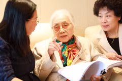 Cuốn sách của nhà ngoại giao Nguyễn Thị Bình không đơn thuần là một công trình nghiên cứu, mà còn là những trang hồi ức chân thực, giàu cảm xúc, đưa người đọc trở lại không khí sôi động và đầy thử thách của bàn đàm phán. (Ảnh: PV/Vietnam+)