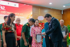 Cựu Đại sứ Hoa Kỳ tại Việt Nam Marc E. Knapper, trao trả "Hồ sơ Chứng tích chiến tranh" năm 2025. (Ảnh: CTV/Vietnam+)