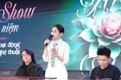 Ca sỹ, nhạc sỹ, Đại úy Hoàng Hồng Ngọc chia sẻ tại cuộc gặp gỡ báo chí giới thiệu liveshow cá nhân. (Ảnh: PV/Vietnam+)