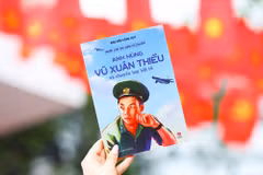 Cuốn sách khắc họa chân dung Anh hùng Liệt sỹ Vũ Xuân Thiều – người phi công gắn với chiến công bắn rơi máy bay B-52 trong chiến dịch Hà Nội-Điện Biên Phủ trên không năm 1972. (Ảnh: PV/Vietnam+)