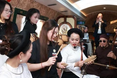 Thí sinh Cuộc thi Tiếng hát Hà Nội năm 2025 tìm hiểu về âm nhạc dân gian truyền thống trong không gian toa tàu "Hà Nội 5 cửa ô." (Ảnh: PV/Vietnam+)