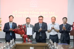 Cục trưởng Cục Quản lý, Giám sát Bảo hiểm Ngô Việt Trung, Phó Cục Trưởng Cục Quản lý, Giám sát Bảo hiểm Phạm Văn Đức, Chủ tịch Hiệp hội Bảo hiểm Việt Nam Nguyễn Xuân Việt và Tổng Thư ký Hiệp hội Bảo hiểm Việt Nam Phạm Ngọc Sơn, tặng hoa chúc mừng nhà báo Nguyễn Phong Cầm. (Ảnh: Tuấn Minh)