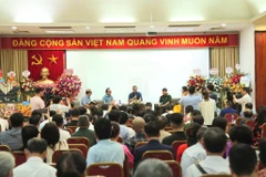 Các đại biểu tham gia tọa đàm về cuốn sách "Con đường tương lai." (Ảnh: PV/Vietnam+)