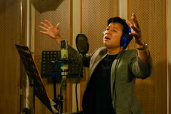 Nghệ sỹ Ưu tú Vũ Thắng Lợi thu âm cho các ca khúc trong album. (Ảnh: PV/Vietnam+)