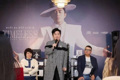 Ca sỹ Tùng Dương và nhạc sỹ Hồng Kiên (phải) tại buổi ra mắt album. (Ảnh: Mạnh Nguyễn/Vietnam+)