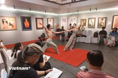 Các họa sỹ tham gia ký họa trong workshop sau lễ khai mạc triển lãm. (Ảnh: Minh Thu/Vietnam+)