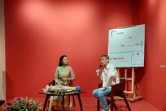 Họa sỹ Lê Thiết Cương chia sẻ về cuốn sách. (Ảnh: Minh Thu/Vietnam+)