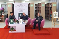 Giáo sư Trần Đình Sử (giữa) và họa sỹ Lương Xuân Đoàn (phải) tại tọa đàm. (Ảnh: Minh Thu/Vietnam+)