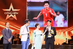 Cầu thủ Nguyễn Đình Bắc được trao giải “Gương mặt trẻ thể thao của năm.” (Ảnh: PV/Vietnam+)