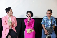 Nhạc sỹ Nhuận Phú (giữa) cùng ca sỹ Tùng Dương và nhà thơ Hồng Thanh Quang trong buổi ra mắt MV ngày 20/10 tại Hà Nội. (Ảnh: Mạnh Nguyễn/Vietnam+)