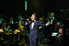 Ca sỹ-chiến sỹ Vũ Thắng Lợi trong đêm nhạc "Mùa chim én bay." (Ảnh: PV/Vietnam+) 