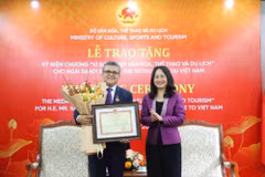 Bộ trưởng Lâm Thị Phương Thanh trao Kỷ niệm chương “Vì sự nghiệp Văn hoá, Thể thao và Du lịch” cho Đại sứ Saadi Salama. (Ảnh: BVHTTDL)