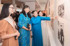 Khách tham quan trưng bày chuyên đề “156 hình tượng Lênin – Từ bộ sưu tập của Khu Lưu niệm V.I. Lênin ở Ulyanovsk.” (Ảnh: Phan Phương/TTXVN)