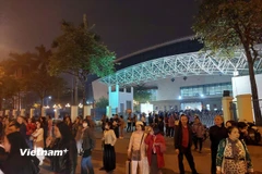 Khán giả ra về trong sự thất vọng khi show "Về đây bốn cánh chim trời" bị hủy phút chót. (Ảnh: PV/Vietnam+)