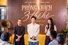 Đạo diễn sân khấu Đặng Xuân Trường (trái) và nhạc sỹ Dương Cầm trong buổi giới thiệu chương trình ngày 8/5 tại Hà Nội. (Ảnh: PV/Vietnam+)