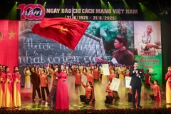 Chương trình nghệ thuật đặc biệt gồm các tiết mục tôn vinh nghề báo và người làm báo. (Ảnh: Nam Nguyễn/Vietnam+) 