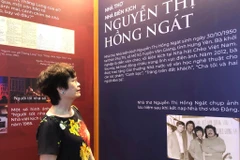 Nhà thơ, nhà biên kịch Nguyễn Thị Hồng Ngát bên khu vực triển lãm các tư liệu đã gửi tặng cho Trung tâm Lưu trữ Quốc gia III. (Ảnh: NVCC)