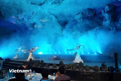 Chương trình nghệ thuật trong hang Ngọc Rồng (Hạ Long) gây chú ý nhờ ứng dụng công nghệ đa phương tiện kết hợp nghệ thuật biểu diễn. (Ảnh: Minh Thu/Vietnam+)